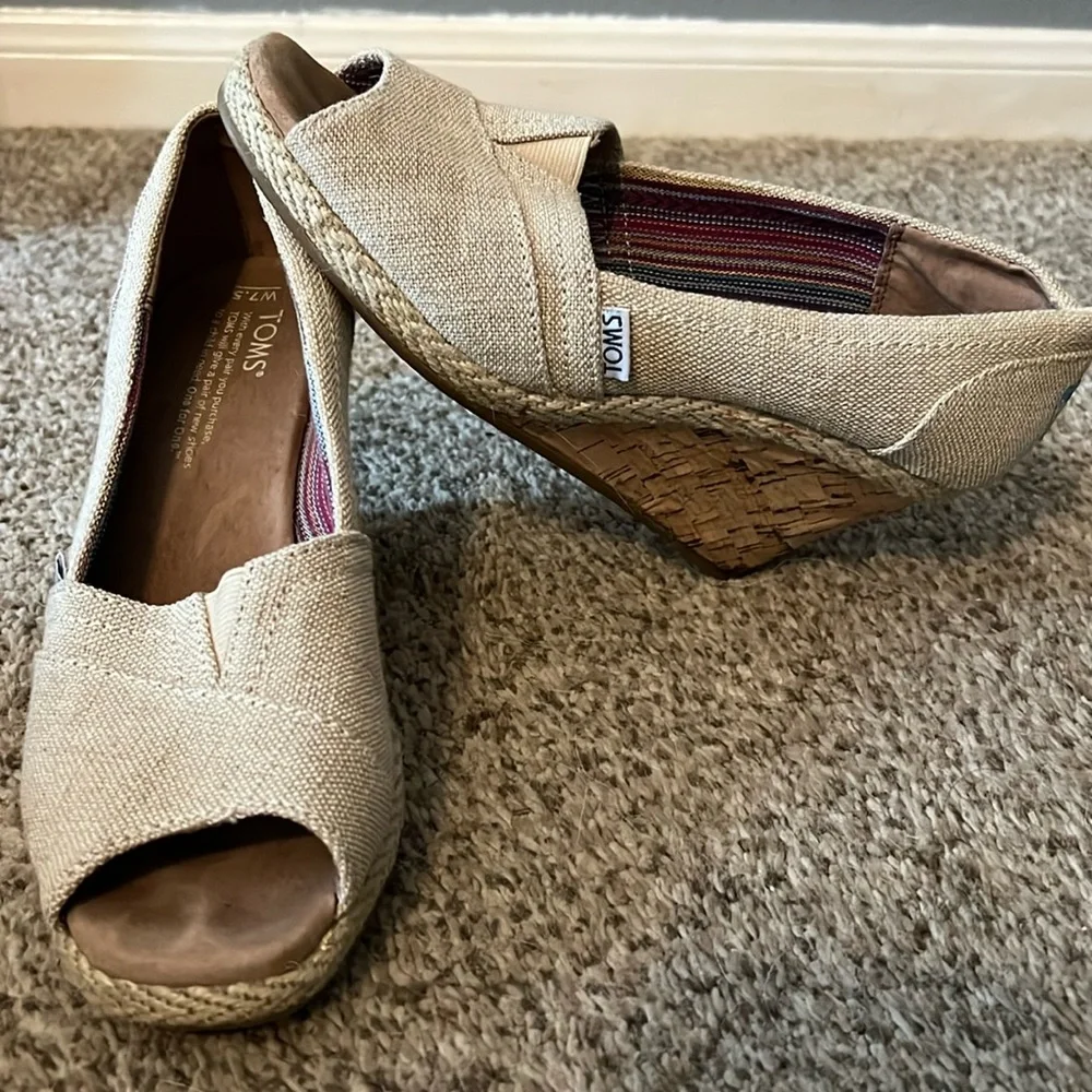 TOMS Wedges - Picture 3 of 3